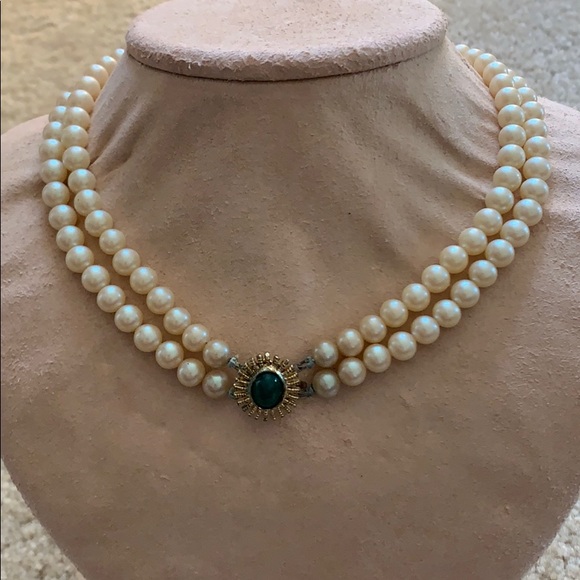 Vintage Jewelry - Vintage pearl necklace with green pendant